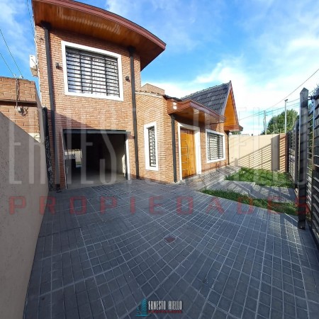 VENTA HERMOSO CHALET 4 AMB CON COCHERA, GALERIA Y FONDO LIBRE.