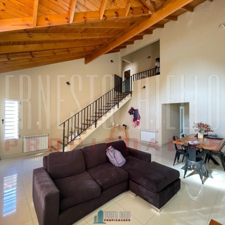 VENTA HERMOSO CHALET 4 AMB CON COCHERA, GALERIA Y FONDO LIBRE.