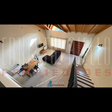 VENTA HERMOSO CHALET 4 AMB CON COCHERA, GALERIA Y FONDO LIBRE.