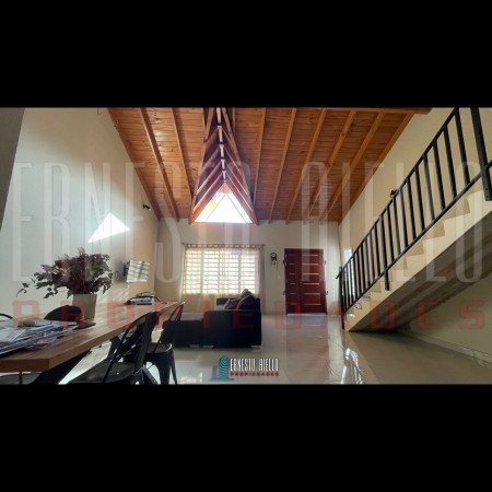 VENTA HERMOSO CHALET 4 AMB CON COCHERA, GALERIA Y FONDO LIBRE.