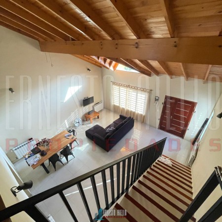 VENTA HERMOSO CHALET 4 AMB CON COCHERA, GALERIA Y FONDO LIBRE.