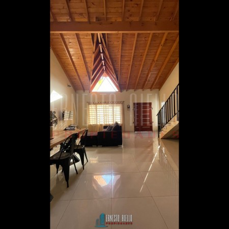 VENTA HERMOSO CHALET 4 AMB CON COCHERA, GALERIA Y FONDO LIBRE.