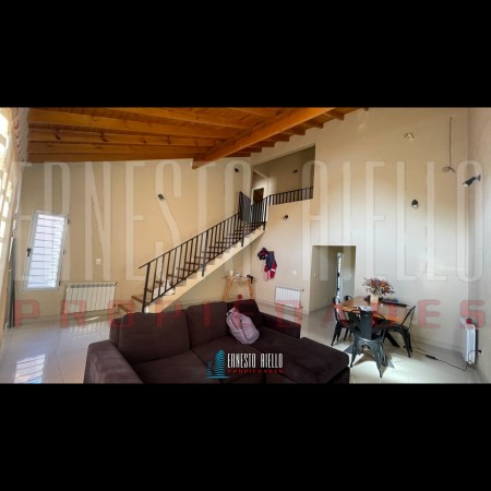 VENTA HERMOSO CHALET 4 AMB CON COCHERA, GALERIA Y FONDO LIBRE.