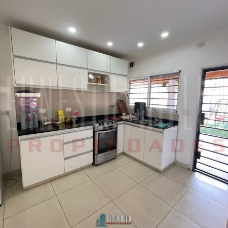 VENTA HERMOSO CHALET 4 AMB CON COCHERA, GALERIA Y FONDO LIBRE.