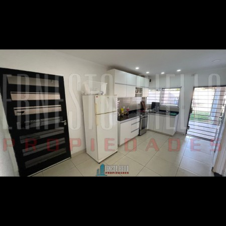 VENTA HERMOSO CHALET 4 AMB CON COCHERA, GALERIA Y FONDO LIBRE.