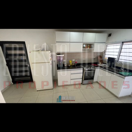 VENTA HERMOSO CHALET 4 AMB CON COCHERA, GALERIA Y FONDO LIBRE.