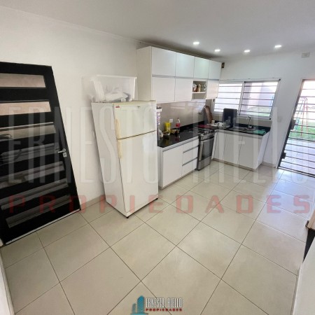 VENTA HERMOSO CHALET 4 AMB CON COCHERA, GALERIA Y FONDO LIBRE.