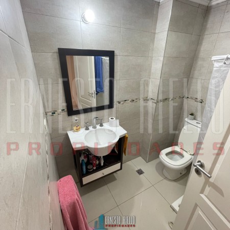 VENTA HERMOSO CHALET 4 AMB CON COCHERA, GALERIA Y FONDO LIBRE.