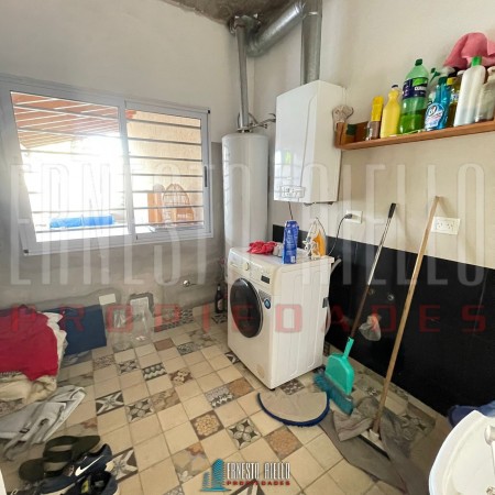 VENTA HERMOSO CHALET 4 AMB CON COCHERA, GALERIA Y FONDO LIBRE.