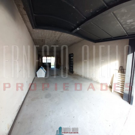 VENTA HERMOSO CHALET 4 AMB CON COCHERA, GALERIA Y FONDO LIBRE.