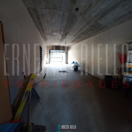 VENTA HERMOSO CHALET 4 AMB CON COCHERA, GALERIA Y FONDO LIBRE.