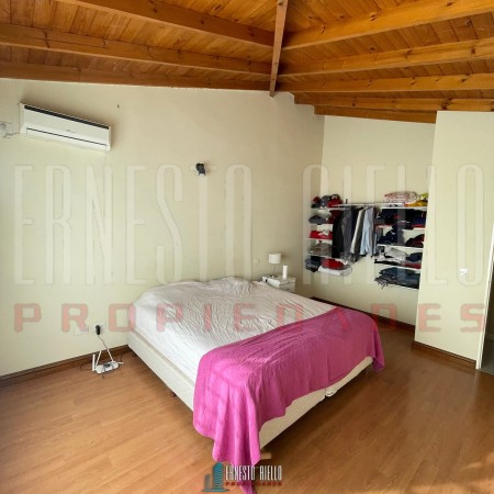 VENTA HERMOSO CHALET 4 AMB CON COCHERA, GALERIA Y FONDO LIBRE.