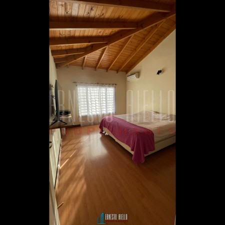 VENTA HERMOSO CHALET 4 AMB CON COCHERA, GALERIA Y FONDO LIBRE.