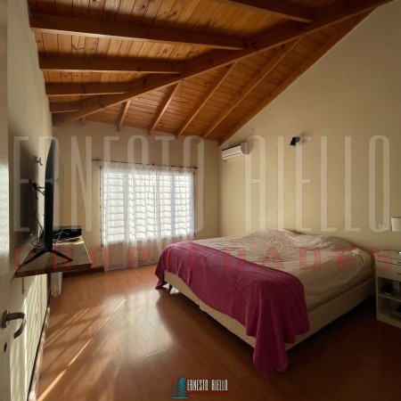 VENTA HERMOSO CHALET 4 AMB CON COCHERA, GALERIA Y FONDO LIBRE.