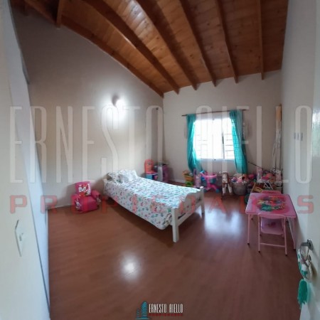 VENTA HERMOSO CHALET 4 AMB CON COCHERA, GALERIA Y FONDO LIBRE.