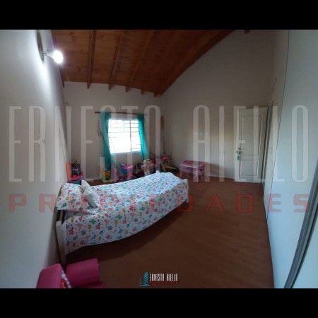 VENTA HERMOSO CHALET 4 AMB CON COCHERA, GALERIA Y FONDO LIBRE.