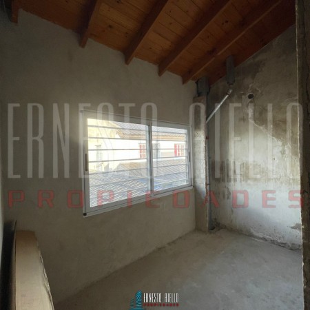 VENTA HERMOSO CHALET 4 AMB CON COCHERA, GALERIA Y FONDO LIBRE.