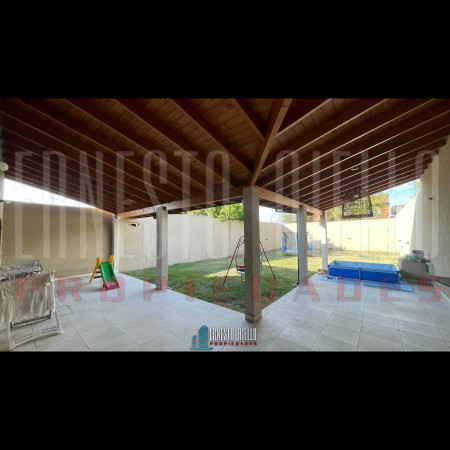 VENTA HERMOSO CHALET 4 AMB CON COCHERA, GALERIA Y FONDO LIBRE.