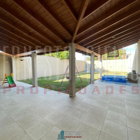 VENTA HERMOSO CHALET 4 AMB CON COCHERA, GALERIA Y FONDO LIBRE.