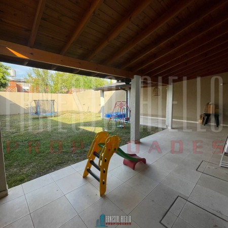 VENTA HERMOSO CHALET 4 AMB CON COCHERA, GALERIA Y FONDO LIBRE.