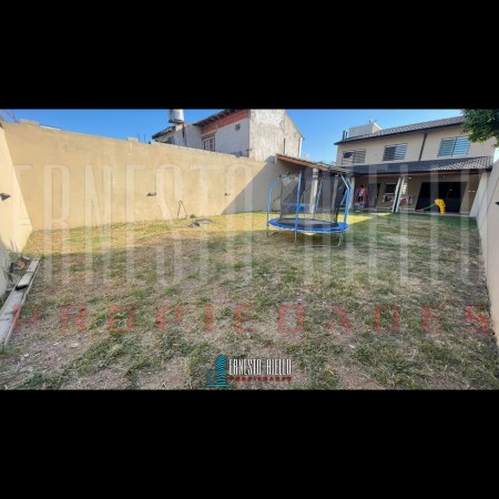 VENTA HERMOSO CHALET 4 AMB CON COCHERA, GALERIA Y FONDO LIBRE.