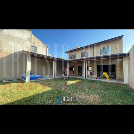 VENTA HERMOSO CHALET 4 AMB CON COCHERA, GALERIA Y FONDO LIBRE.