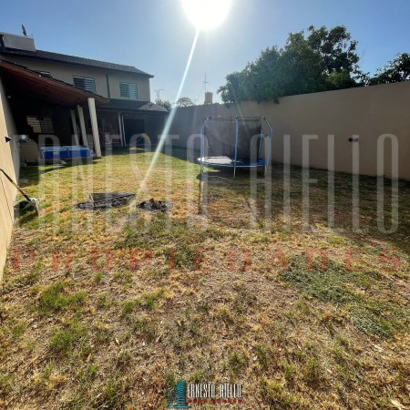 VENTA HERMOSO CHALET 4 AMB CON COCHERA, GALERIA Y FONDO LIBRE.