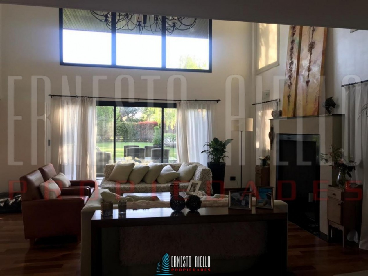 VENTA HERMOSA CASA 5 AMBIENTES EN ABRIL CLUB DE CAMPO, HUDSON. 