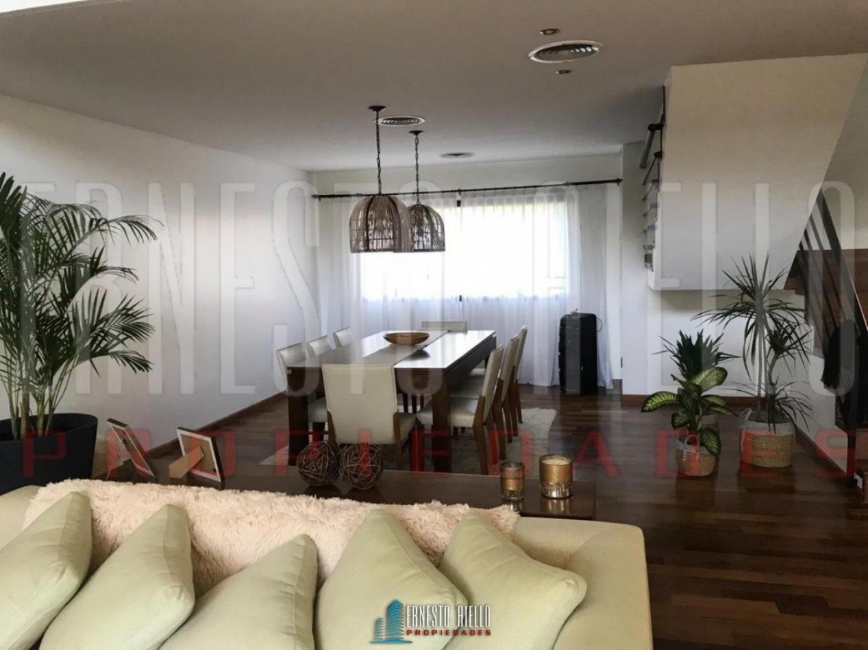 VENTA HERMOSA CASA 5 AMBIENTES EN ABRIL CLUB DE CAMPO, HUDSON. 