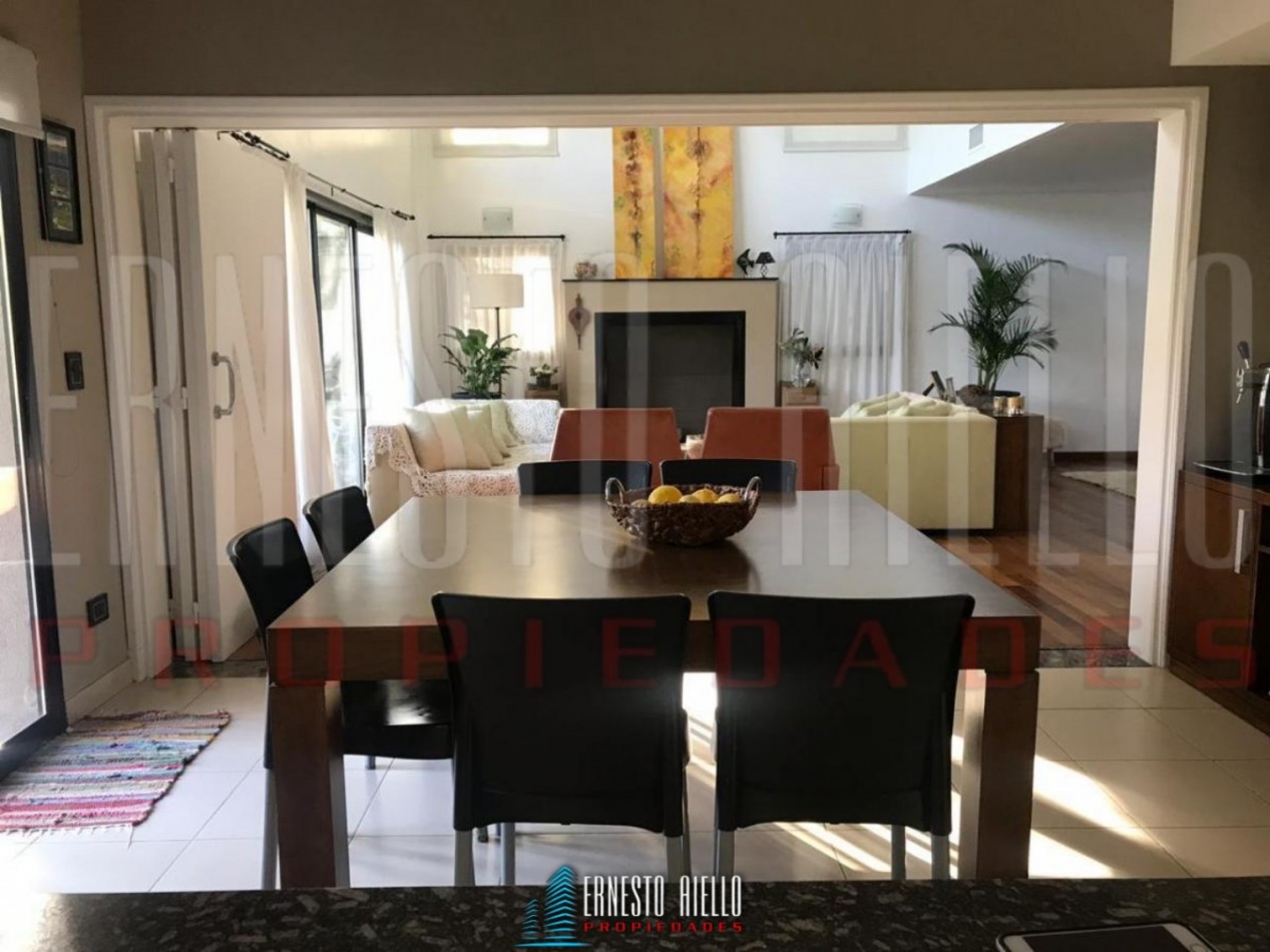 VENTA HERMOSA CASA 5 AMBIENTES EN ABRIL CLUB DE CAMPO, HUDSON. 