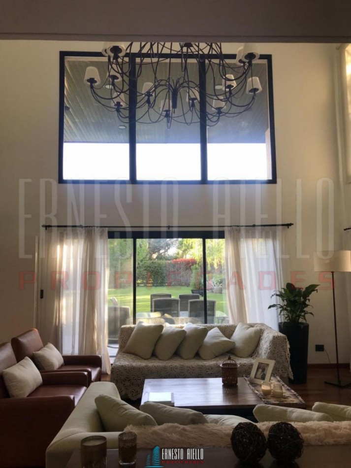 VENTA HERMOSA CASA 5 AMBIENTES EN ABRIL CLUB DE CAMPO, HUDSON. 