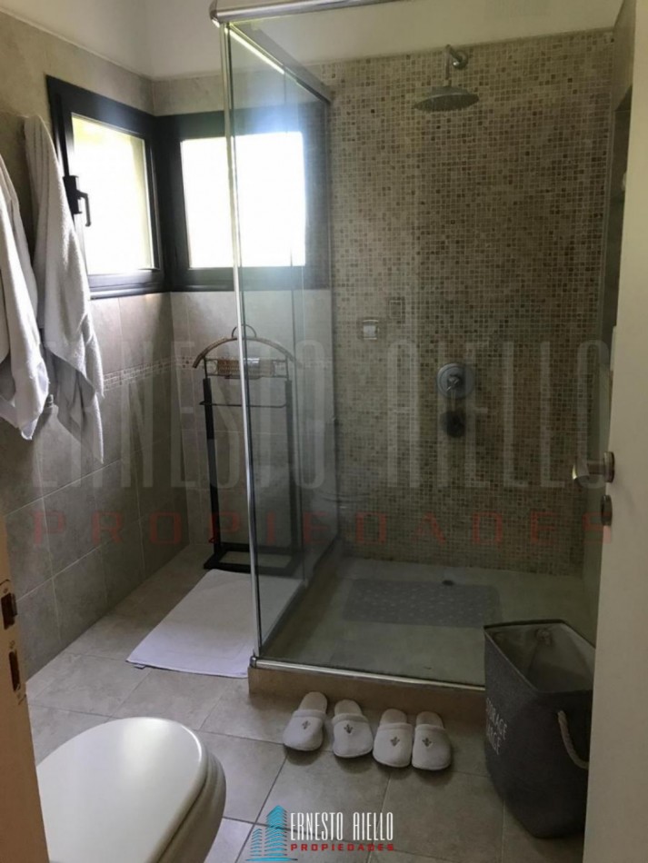 VENTA HERMOSA CASA 5 AMBIENTES EN ABRIL CLUB DE CAMPO, HUDSON. 