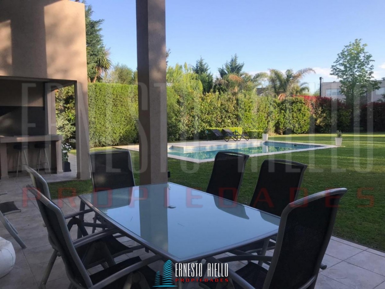 VENTA HERMOSA CASA 5 AMBIENTES EN ABRIL CLUB DE CAMPO, HUDSON. 