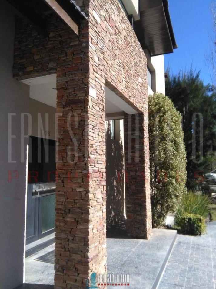 VENTA HERMOSA CASA 5 AMBIENTES EN ABRIL CLUB DE CAMPO, HUDSON. 