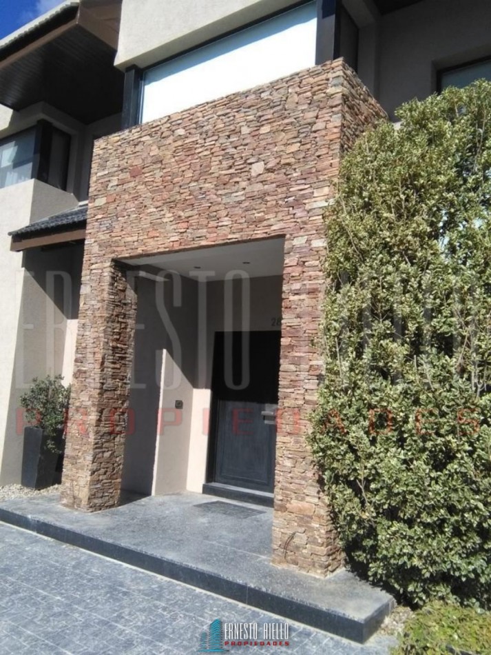 VENTA HERMOSA CASA 5 AMBIENTES EN ABRIL CLUB DE CAMPO, HUDSON. 