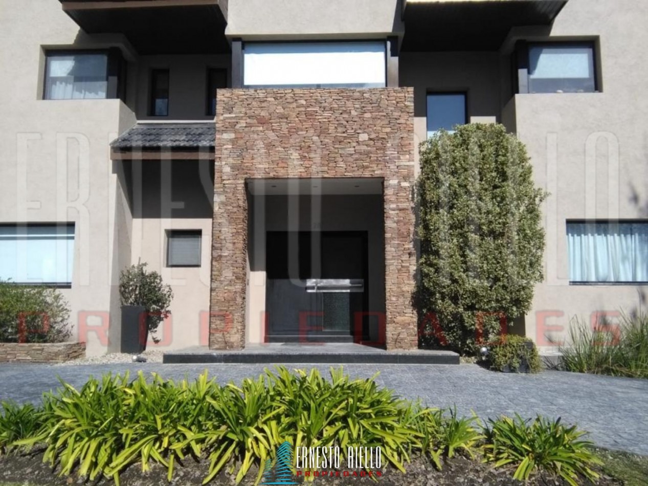 VENTA HERMOSA CASA 5 AMBIENTES EN ABRIL CLUB DE CAMPO, HUDSON. 