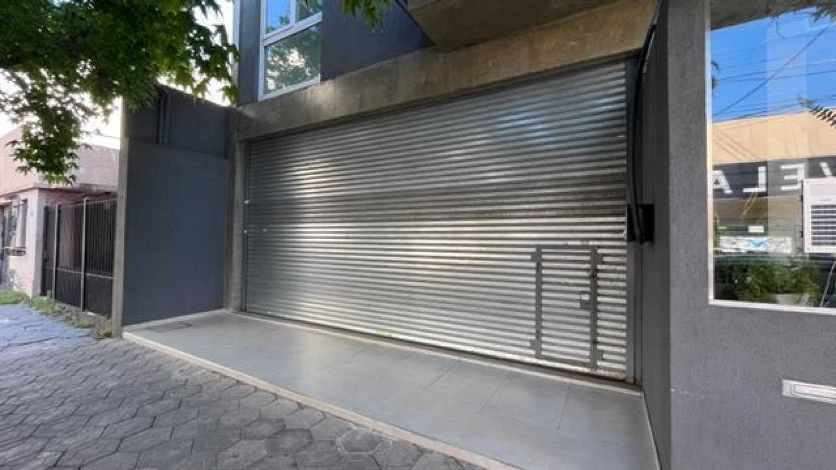 VENTA LOCAL A ESTRENAR SOBRE CALLE ALVEAR, QUILMES CENTRO.