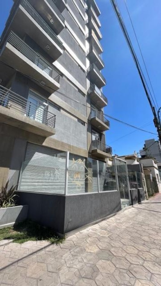 VENTA LOCAL A ESTRENAR SOBRE CALLE ALVEAR, QUILMES CENTRO.
