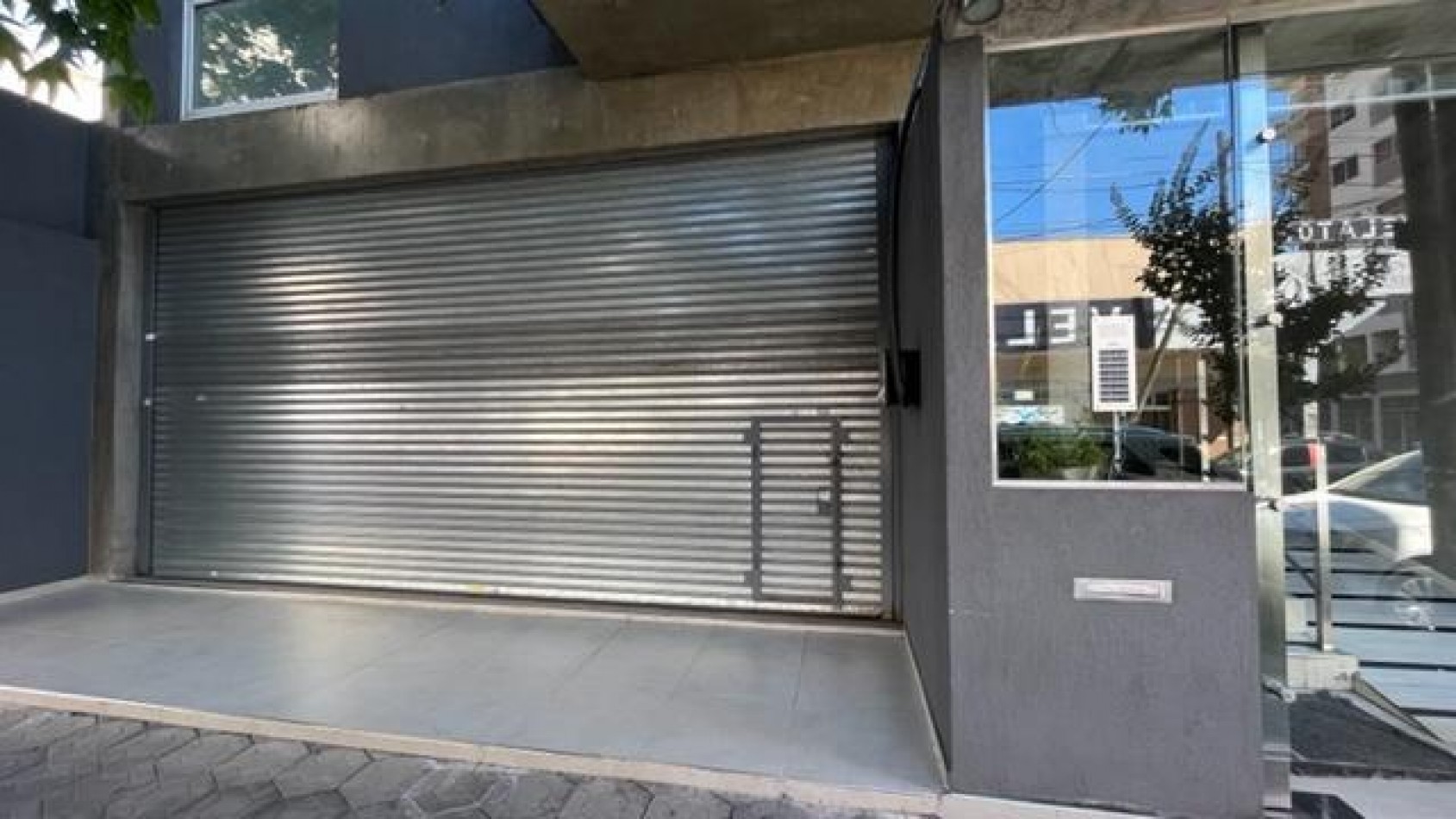 VENTA LOCAL A ESTRENAR SOBRE CALLE ALVEAR, QUILMES CENTRO.