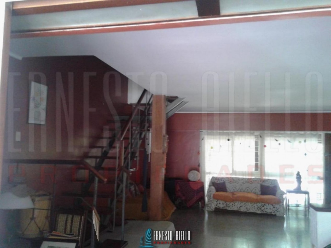 VENTA AMPLIO CHALET 5 AMBIENTES , BERNAL CENTRO.