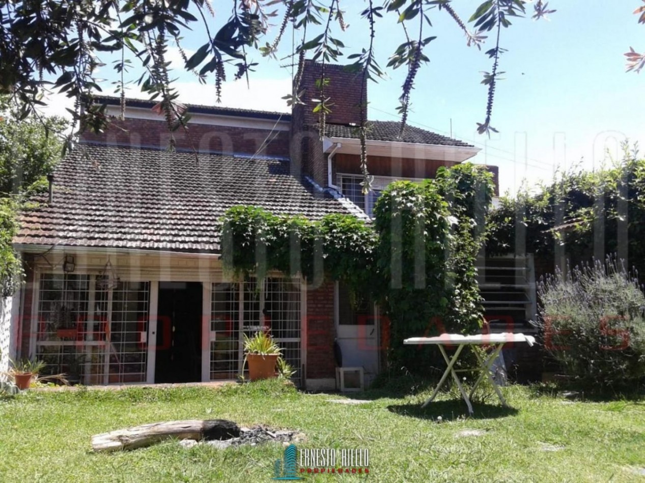 VENTA AMPLIO CHALET 5 AMBIENTES , BERNAL CENTRO.