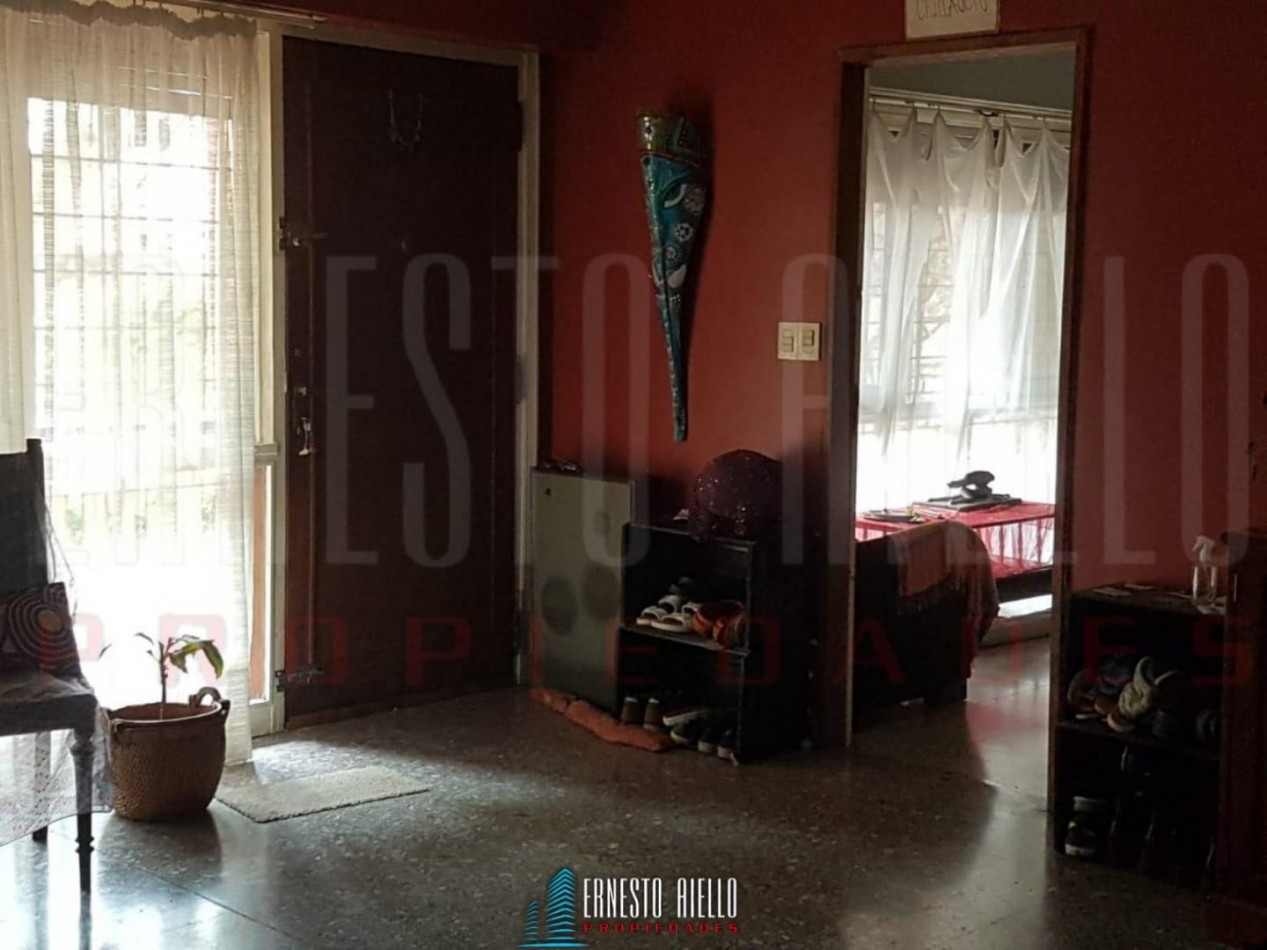 VENTA AMPLIO CHALET 5 AMBIENTES , BERNAL CENTRO.