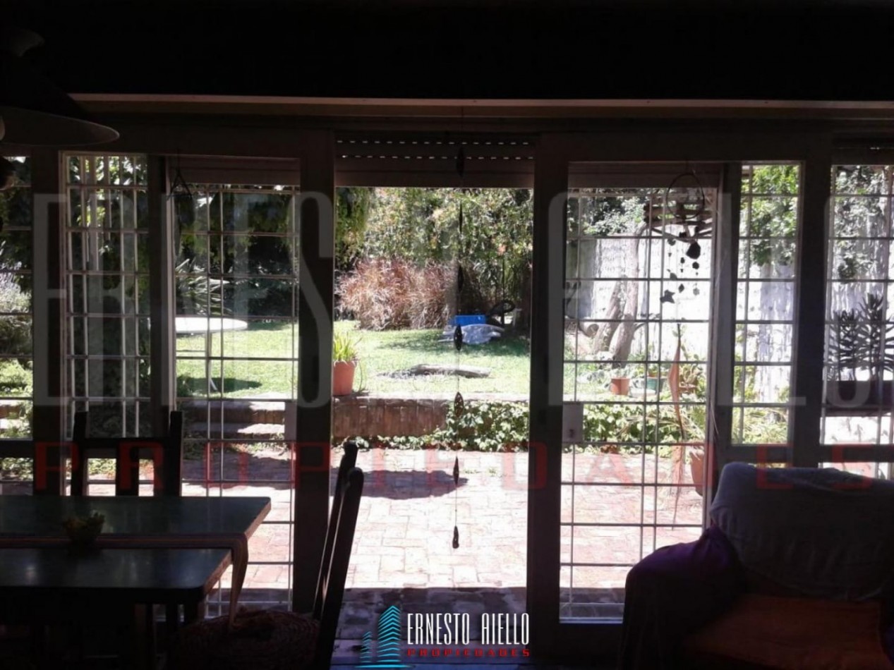 VENTA AMPLIO CHALET 5 AMBIENTES , BERNAL CENTRO.