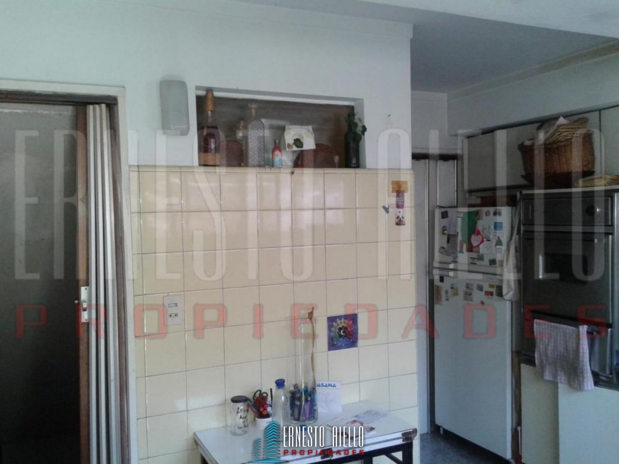 VENTA AMPLIO CHALET 5 AMBIENTES , BERNAL CENTRO.