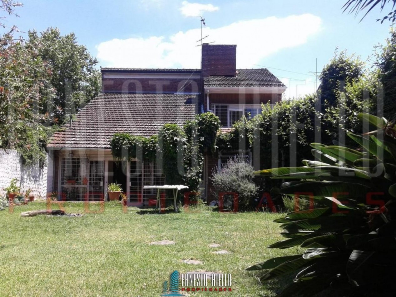 VENTA AMPLIO CHALET 5 AMBIENTES , BERNAL CENTRO.