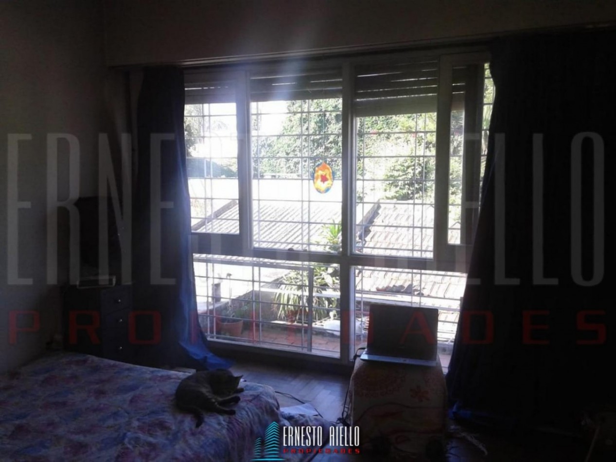 VENTA AMPLIO CHALET 5 AMBIENTES , BERNAL CENTRO.