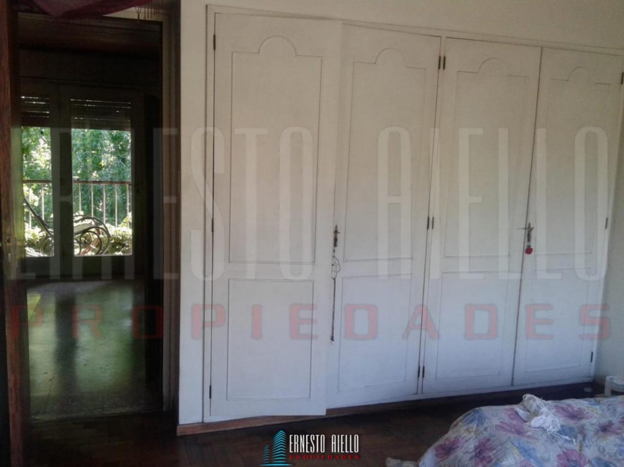 VENTA AMPLIO CHALET 5 AMBIENTES , BERNAL CENTRO.