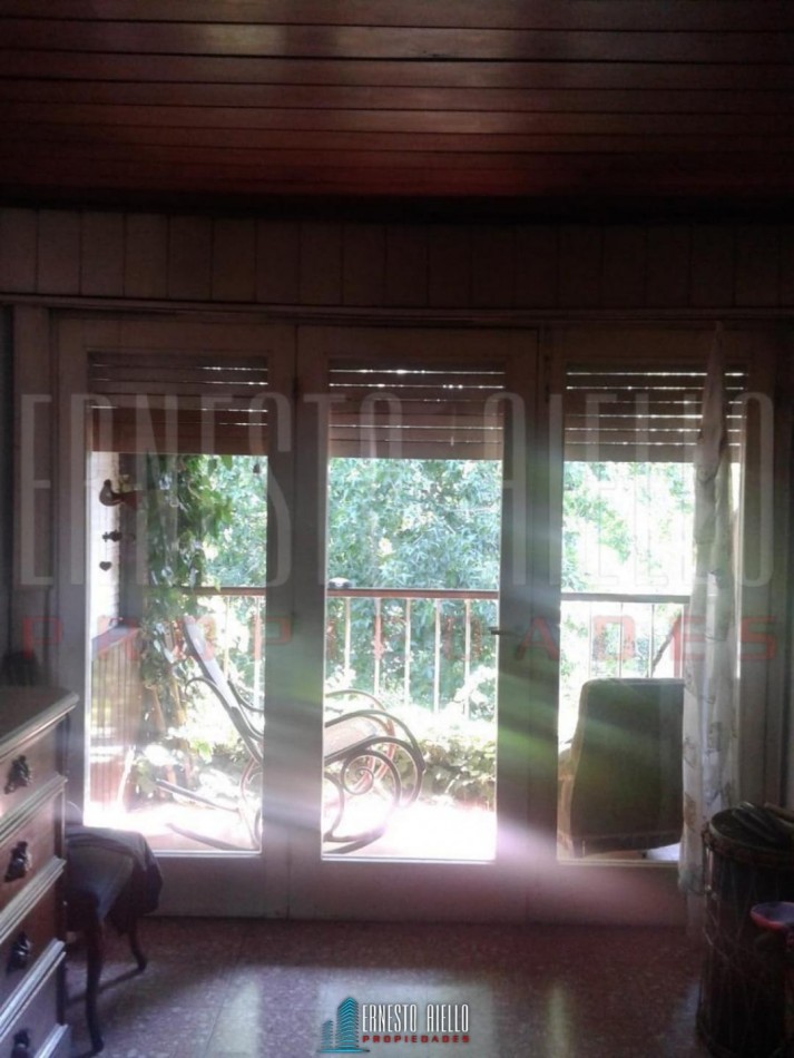 VENTA AMPLIO CHALET 5 AMBIENTES , BERNAL CENTRO.