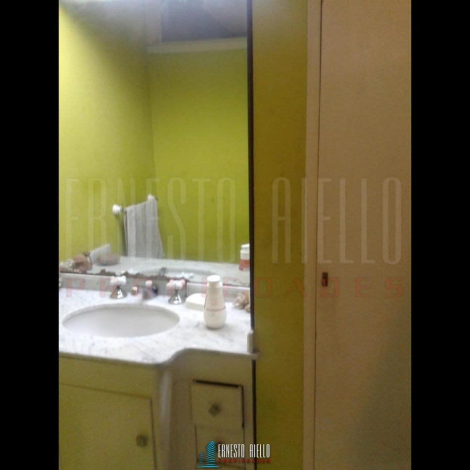 VENTA AMPLIO CHALET 5 AMBIENTES , BERNAL CENTRO.