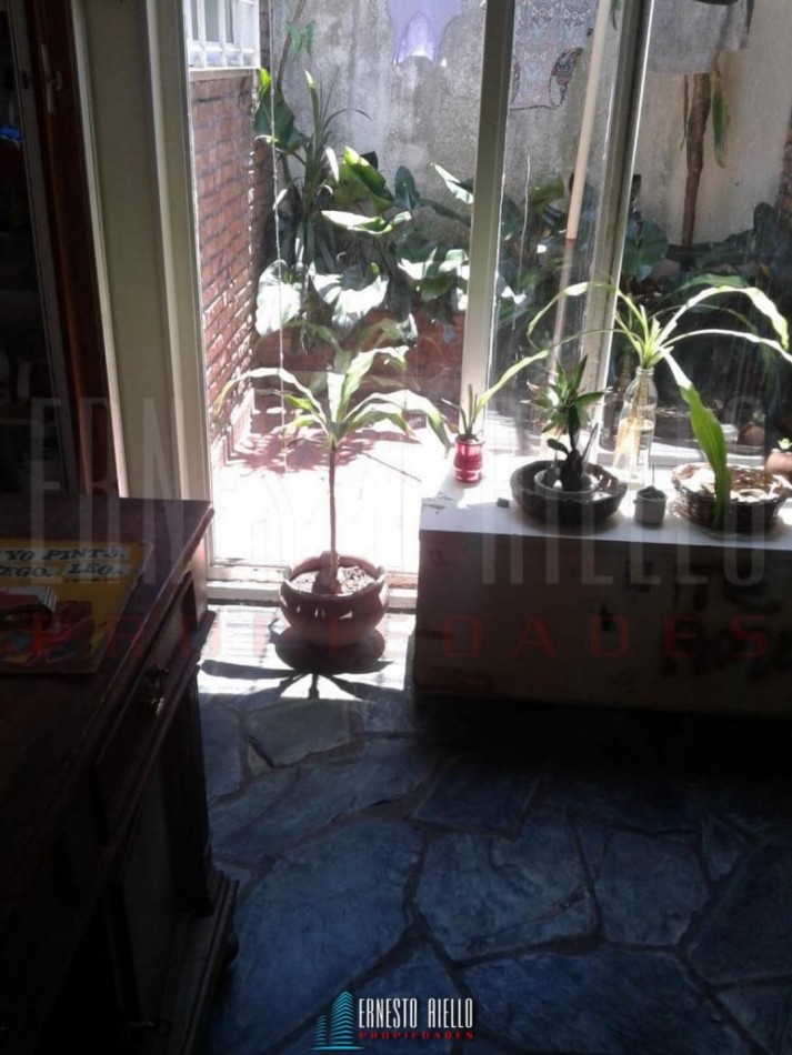 VENTA AMPLIO CHALET 5 AMBIENTES , BERNAL CENTRO.